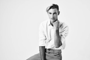 Beyaz gömlekli adam poz veriyor. 