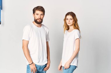 Beyaz tişörtlü erkek ve kadın moda tasarımında sosyalleşiyorlar