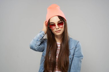 Kot gömlekli kadın güneş gözlüğü modası modern moda.