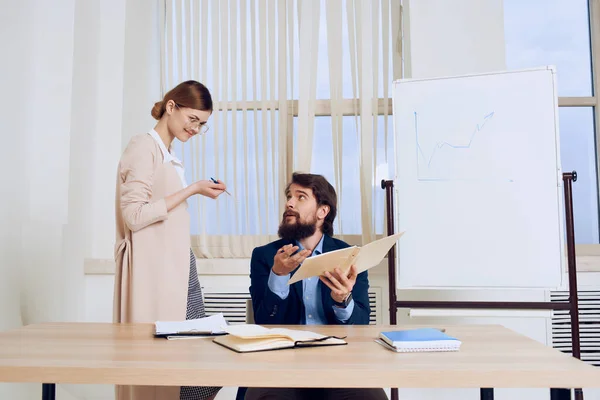 Man och kvinna i kontorsarbetets kommunikationsteam — Stockfoto