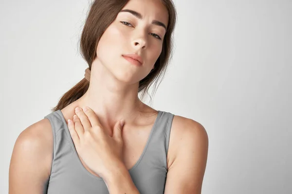穿灰色T恤的女人脖子疼痛，不满，健康问题 — 图库照片