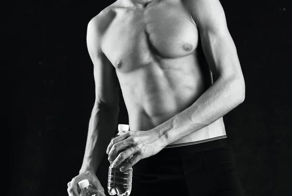Αθλητικός άνδρας με φουσκωμένο σώμα ασπρόμαυρη φωτογραφία ανδρική άσκηση — Φωτογραφία Αρχείου