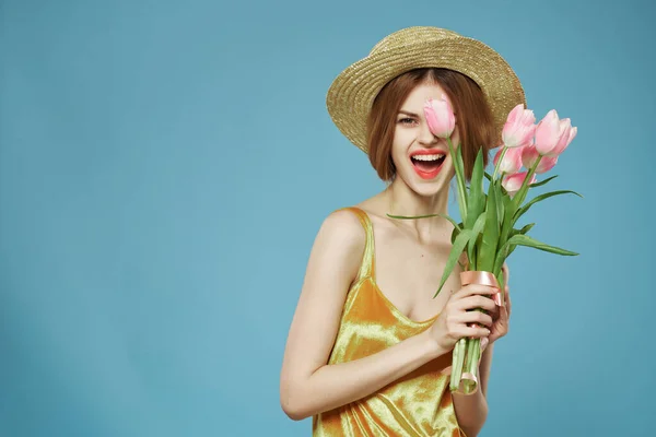 Mulher usando um buquê de chapéu de flores um presente para o dia das mulheres — Fotografia de Stock