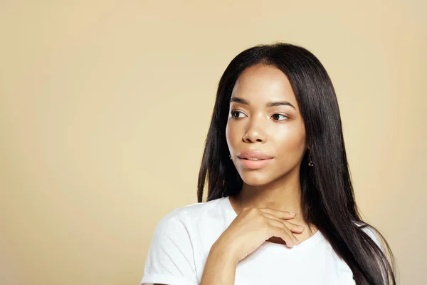 Beautiful african american dark long hair fashion isolated background — Stock Photo, Image