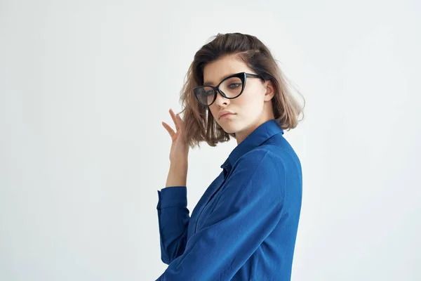 Mujer en camisa azul con gafas elegante estilo auto-confianza estudio —  Fotos de Stock