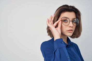 Gözlüklü, mavi gömlekli iş kadını profesyonel ofis.