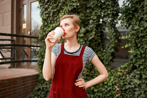 Mujer bonita al aire libre una taza de café paseo de ocio — Foto de Stock