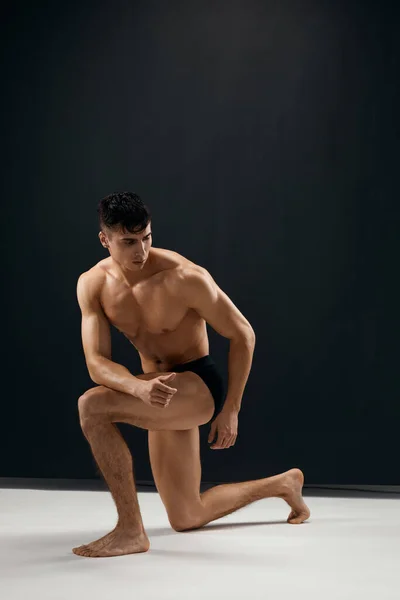 Férfi egy felpumpált test sötét bugyi Stúdió modell — Stock Fotó