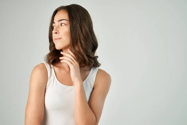 Morena en camiseta blanca peinado de moda estilo de vida moda moderno — Foto de Stock