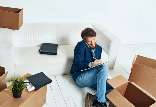 Mann sitzt auf dem Boden Boxen mit Dingen Büro neuer Arbeitsplatz Lebensstil — Stockfoto