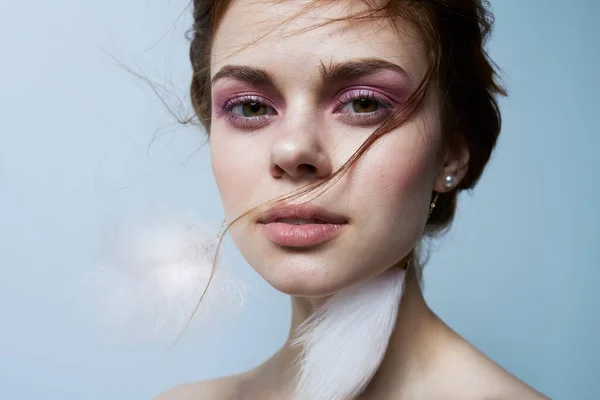 Mulher atraente brilhante maquiagem brincos fofos jóias estúdio de moda — Fotografia de Stock