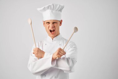 Şef üniformalı adam profesyonel hizmet sağlıyor.