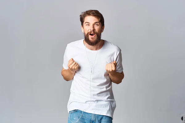 Uomo barbuto in bianco t-shirt gesticolando con le mani emozione intrattenimento stile di vita — Foto Stock