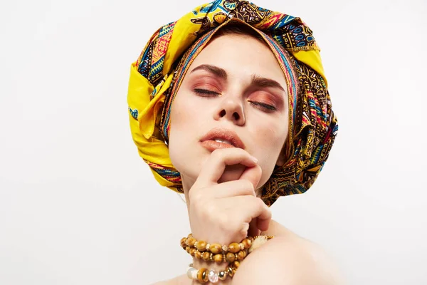 Bella donna multicolore turbante etnicità moda posa — Foto Stock