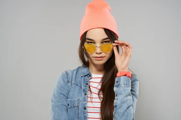 Csinos nő rózsaszín kalap szemüveg divat stúdió — Stock Fotó