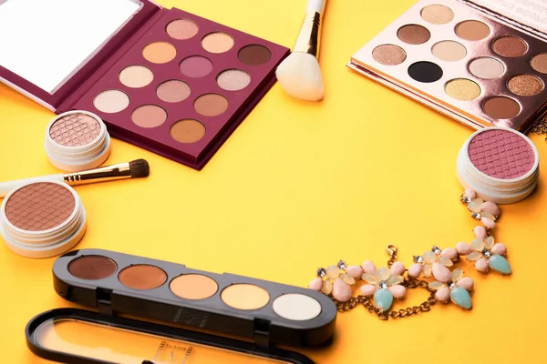 Maquillaje cepillos cosméticos decoración aislado fondo — Foto de Stock