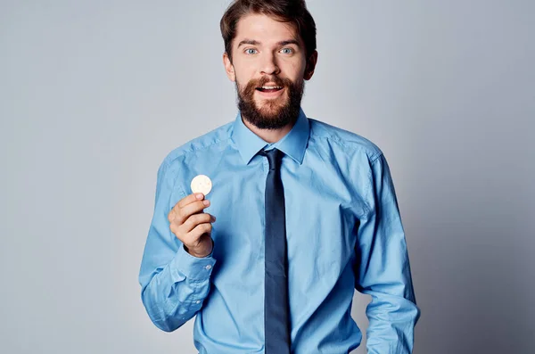 Γενειοφόρος άνδρας σε πουκάμισο με γραβάτα cryptocurrency χρηματοδότηση ηλεκτρονικό χρήμα — Φωτογραφία Αρχείου