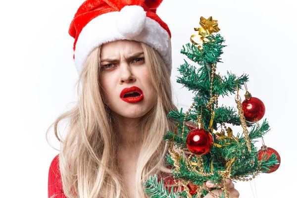 Femme avec arbre de Noël dans les mains jouets vacances décoration de Noël — Photo