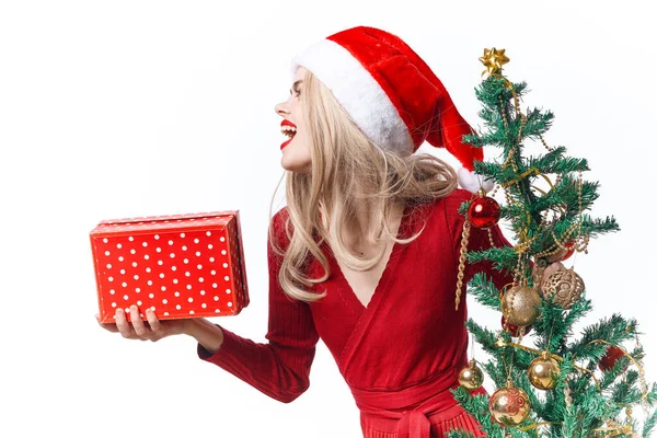 Radostná žena vánoční dárky dekorace světlo pozadí — Stock fotografie