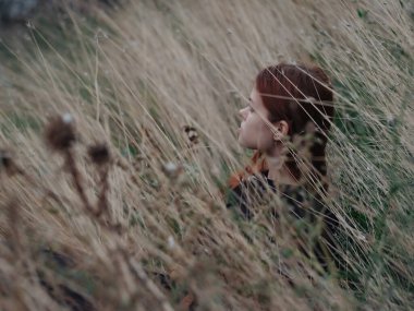 Siyah elbiseli kadın doğa doğru seyahat dağları