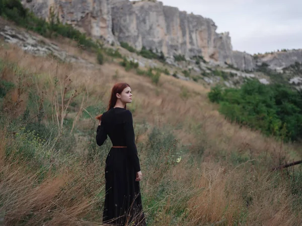 Mulher de vestido preto montanhas passeio paisagem viagens — Fotografia de Stock