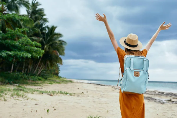 Mujer turista en la isla manos levantadas viaje alegría —  Fotos de Stock