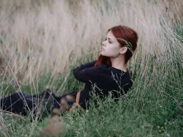 Žena leží na trávě v poli odpočinku svobody přírody — Stock fotografie