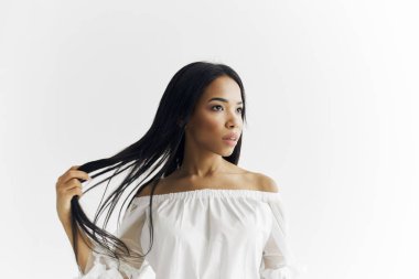 Afrika görünümlü, şık saç stili kozmetik ürünleri olan bir kadın.