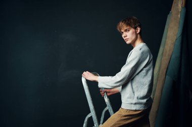 Adam merdivenlerde duruyor. Stüdyo tarzı yenileme.