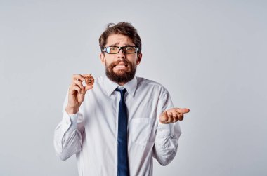 Finansal kripto nakit parası olan gömlekli bir adam.