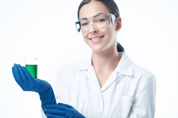 Mujer alegre asistente de laboratorio en una investigación de bata blanca diagnósticos científicos — Foto de Stock
