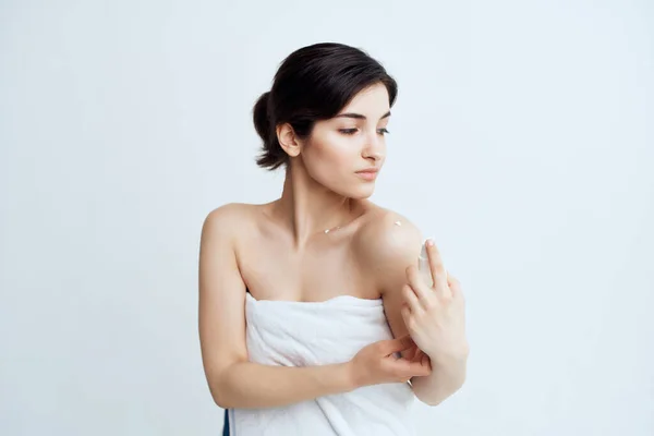 Brünette nackte Schultern Gesichtspflege Feuchtigkeitscreme Gesundheit — Stockfoto