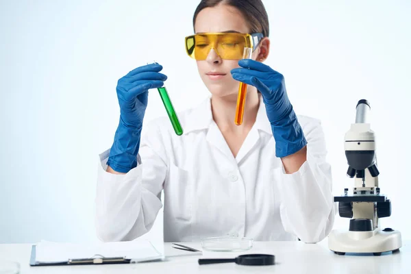 Vrouw wetenschapper laboratorium analyseert diagnostiek microscoop technologie — Stockfoto