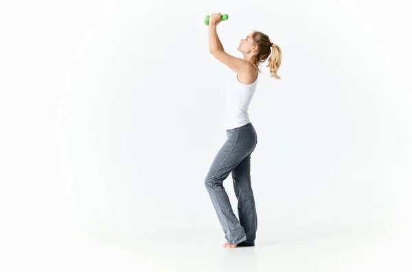 Mujer en uniforme deportivo con mancuernas en las manos entrenamiento motivación figura delgada —  Fotos de Stock