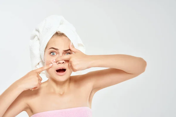 Femme aux épaules nues soins de la peau faciale acné dermatologie close-up — Photo