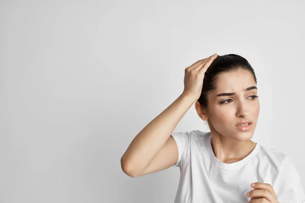 Mulher infeliz segurando a cabeça problemas de saúde dor estresse depressão — Fotografia de Stock