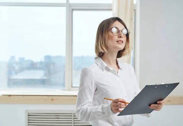 Travail de femme d'affaires puis documents Copier Bureau de l'espace officiel — Photo