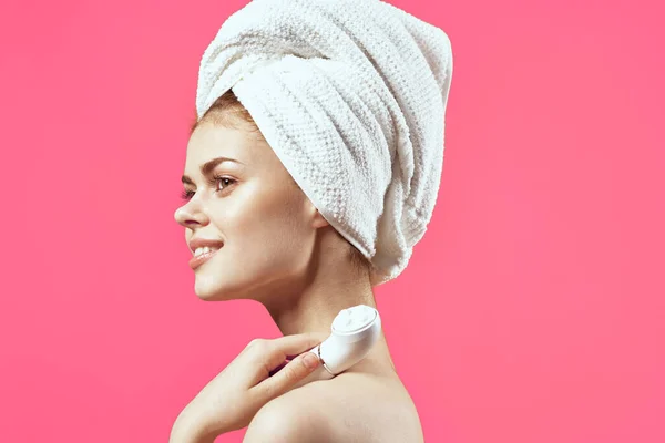 Donna con asciugamano sulla testa pulizia terapia della pelle primo piano — Foto Stock