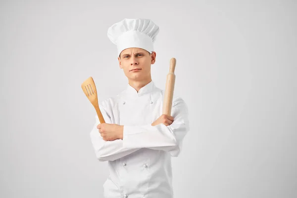 Chef masculino em uniforme restaurante trabalho cozinhar — Fotografia de Stock