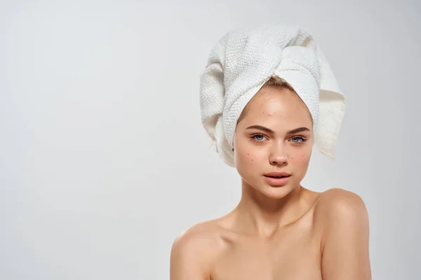 Жінка з рушником на голові чиста шкіра догляд за дерматологією здоров'я — стокове фото