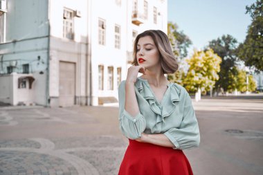 Açık hava meydanında sevimli sarı etek.