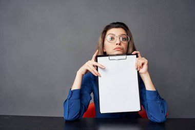 Masada oturan gözlüklü kadın görüntüyü kırptı Boşluğu kopyala