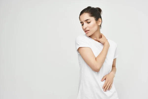 Kobieta trzymająca ból stawów szyi problemy zdrowotne — Zdjęcie stockowe