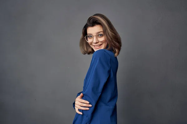 Mulher de camisa azul estilo elegante óculos moda posando — Fotografia de Stock