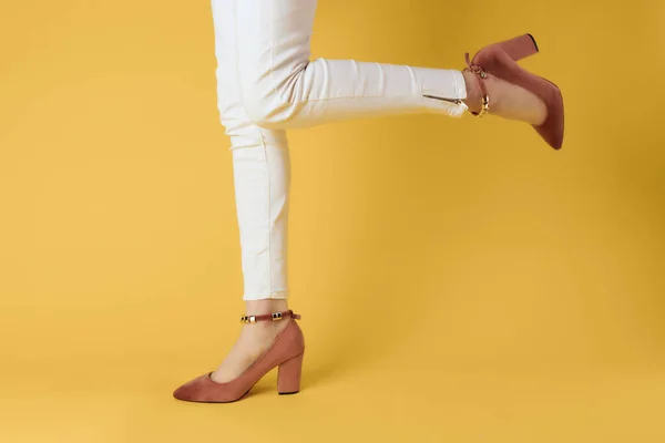 Damskie buty moda lato styl przycięte widok żółty tło — Zdjęcie stockowe
