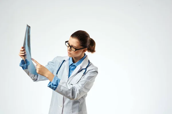 Женщина врач рентгенолог обследования больницы свет фон — стоковое фото