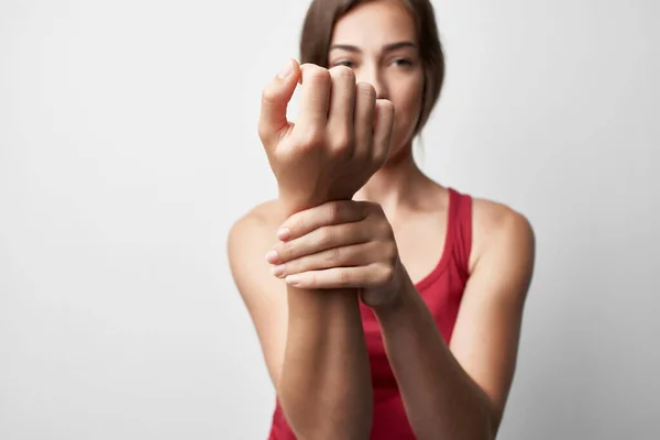Wanita dengan lengan terluka sakit sendi masalah kesehatan close-up pengobatan — Stok Foto