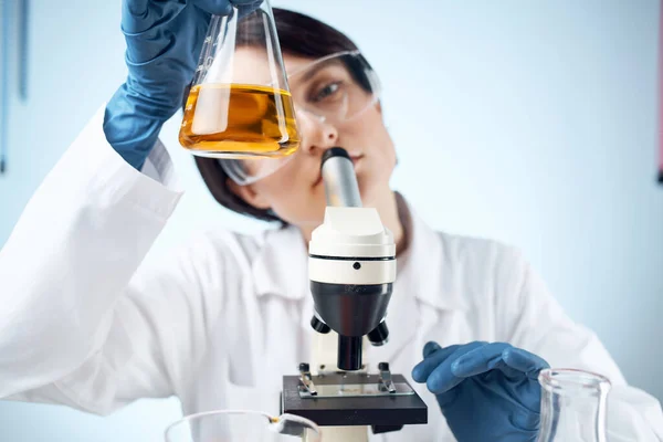 Эксперимент женщин-ученых в области химических растворов — стоковое фото