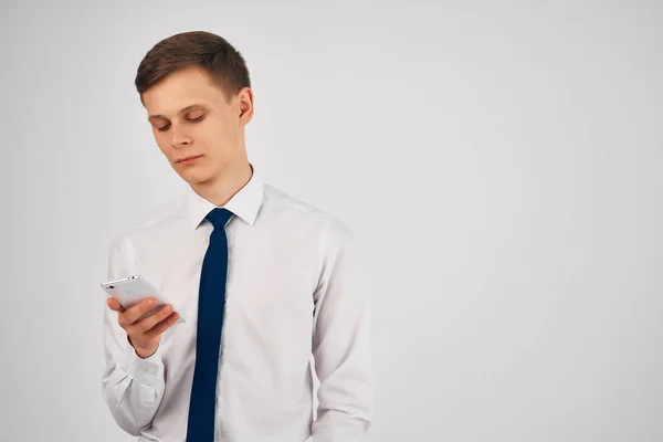 Geschäftsmann im Hemd mit Krawatte und Telefon in der Hand — Stockfoto
