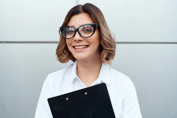 Весела жінка в білій сорочці офісні документи офісна бізнес-леді — стокове фото